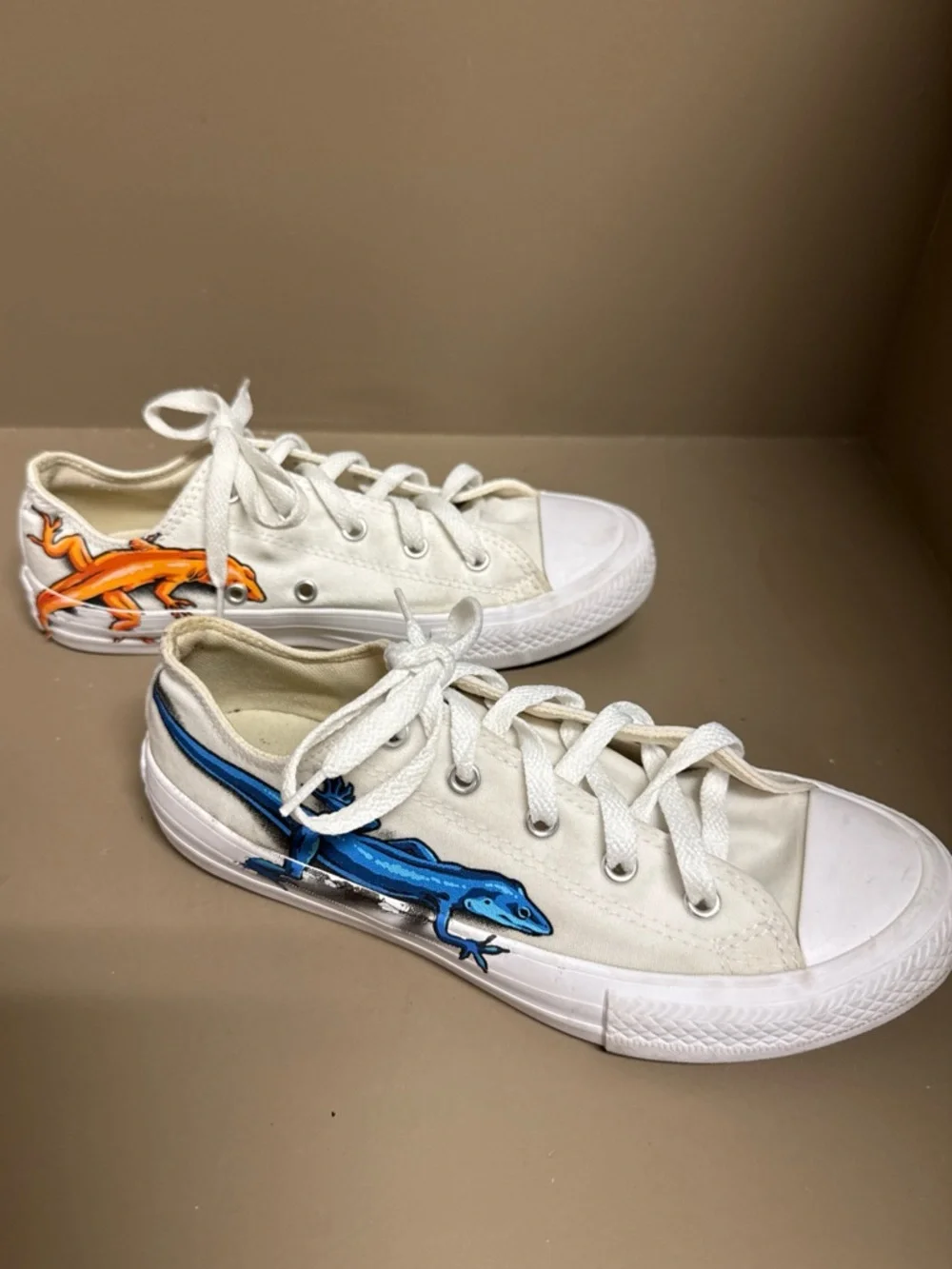 Kids Leaping Lizard Salamander Newt White Low Top Converse Size 4